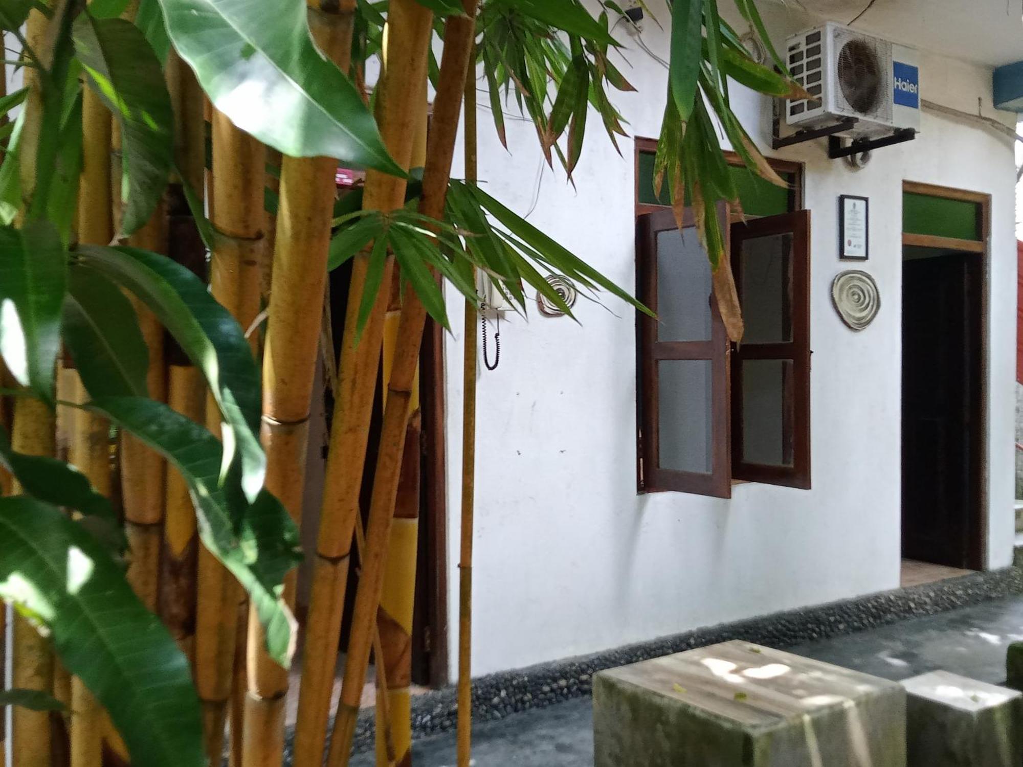 Suninn Hostel And Surf School Weligama Bagian luar foto