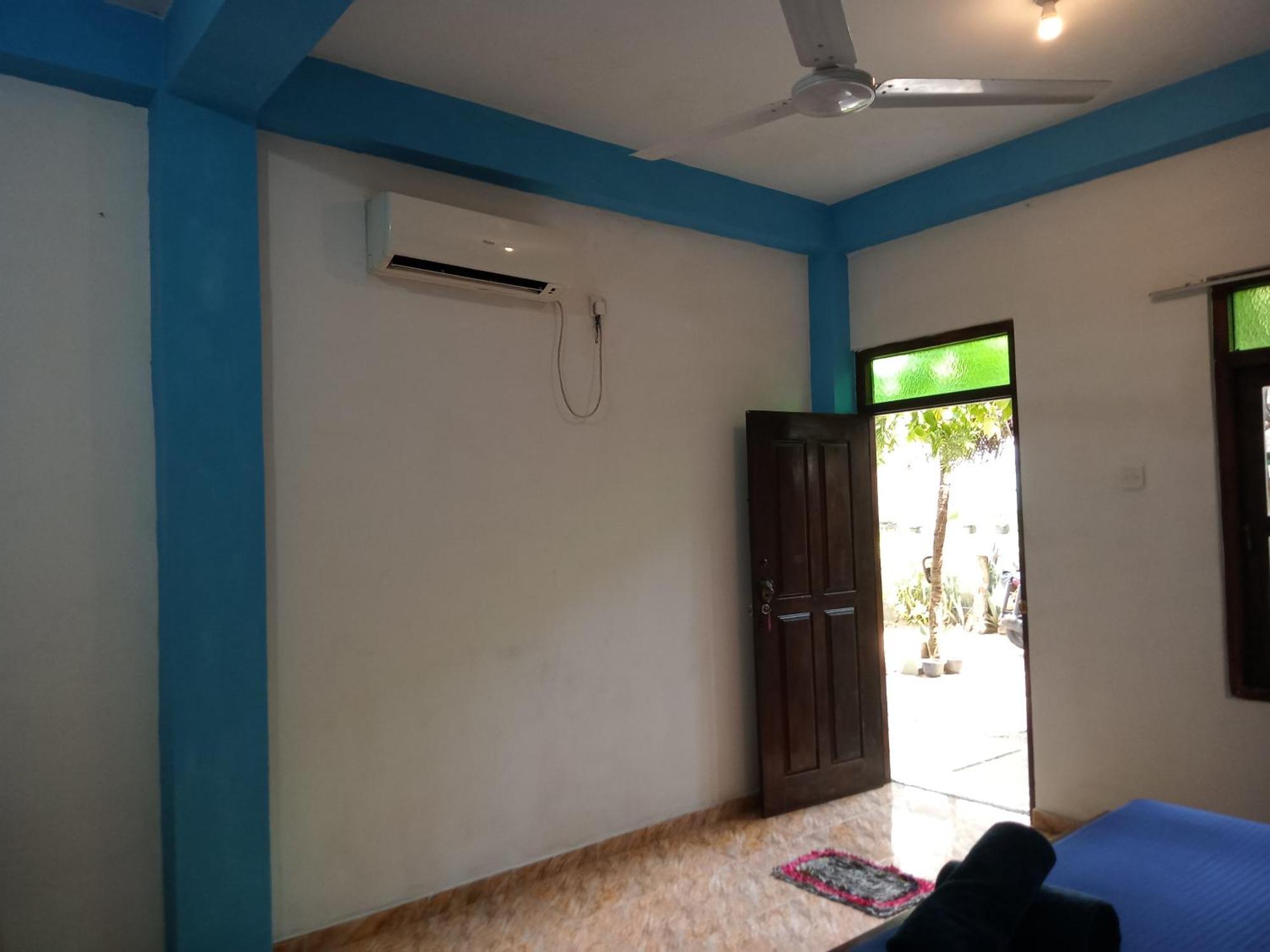 Suninn Hostel And Surf School Weligama Bagian luar foto