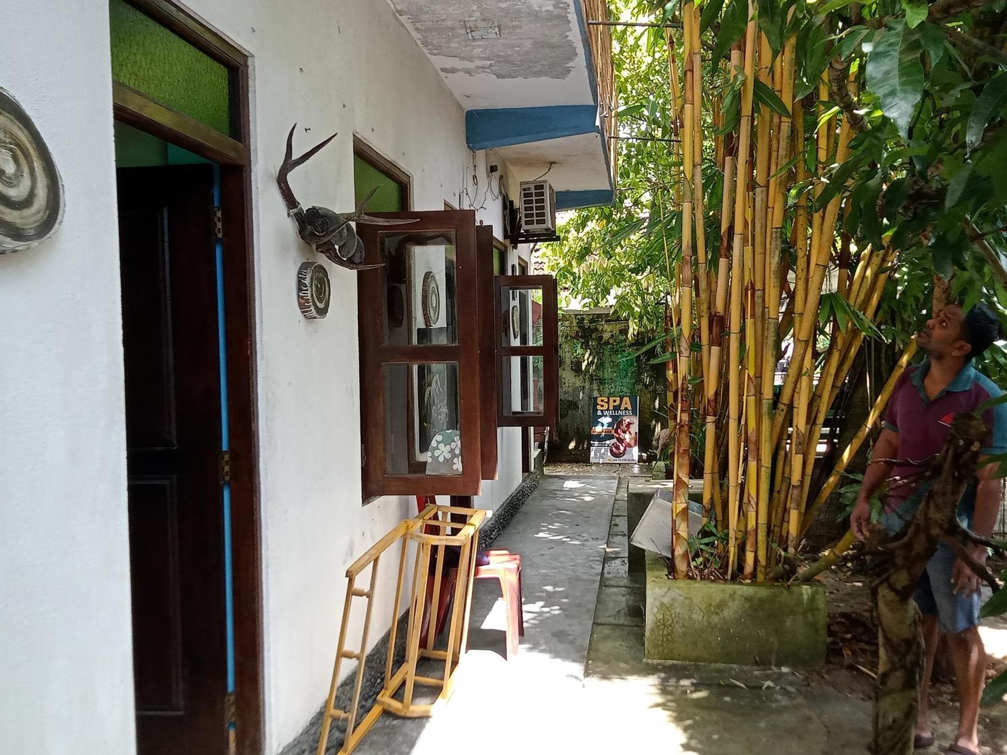 Suninn Hostel And Surf School Weligama Bagian luar foto